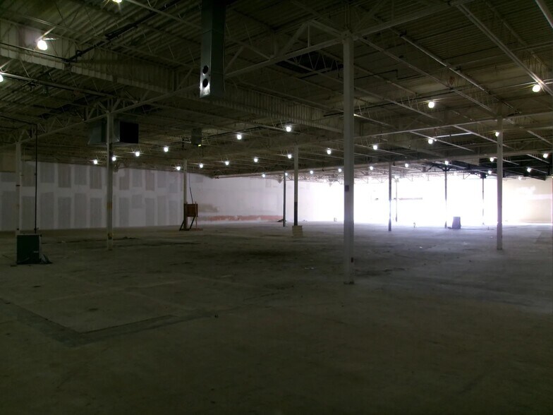 More Photos Of 890-896 S Main St, Centerville Supermarket For Lease