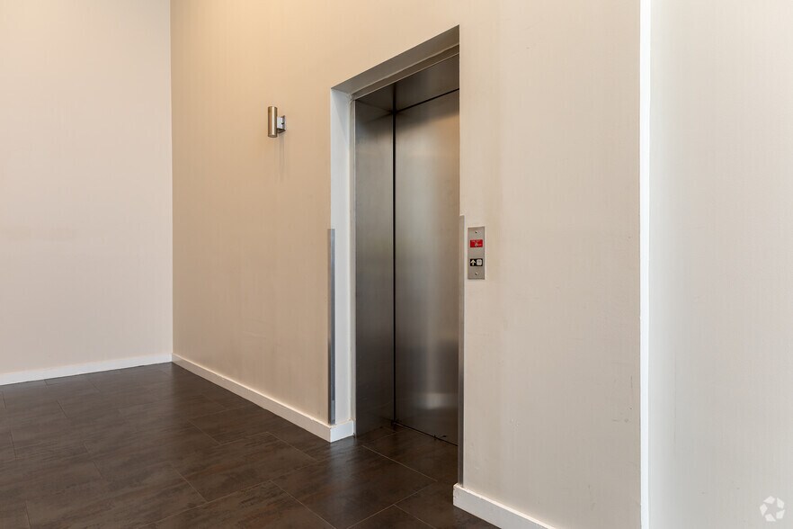 More Photos Of 11-11 44th Dr, Long Island City Office For Lease