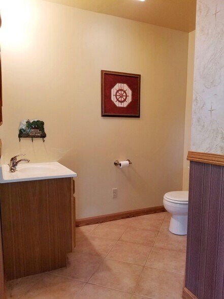 More Photos Of 250 Sunset Hills Dr, Sunrise Beach Storefront Retail Office For Sale