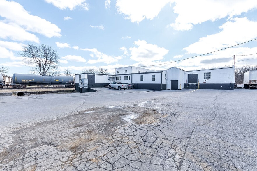 More Photos Of 196 Carlton Dr, Inwood Industrial For Sale