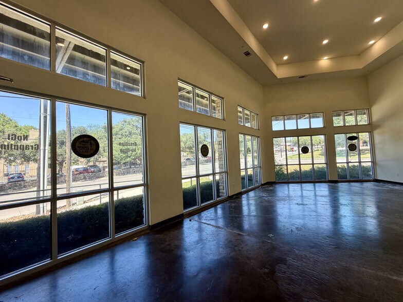 More Photos Of 3230 Hillcrest Dr, Balcones Heights Apartments For Lease