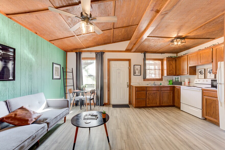 More Photos Of 446724 E 390 Rd, Langley Hotel For Sale