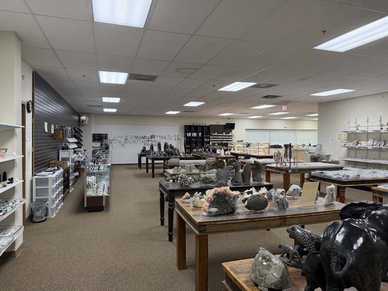 More Photos Of 400 E Arrowhead Dr, Charlotte Warehouse For Lease