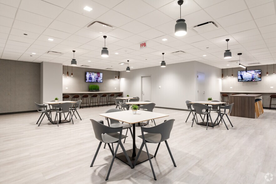 More Photos Of 2001 York Rd, Oak Brook Office For Lease