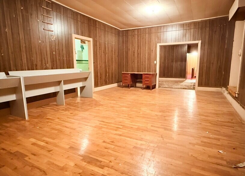 More Photos Of 130 E Main St, Marion Storefront For Sale