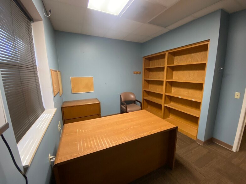 More Photos Of 2212 W Kearney St, Springfield Office For Sale