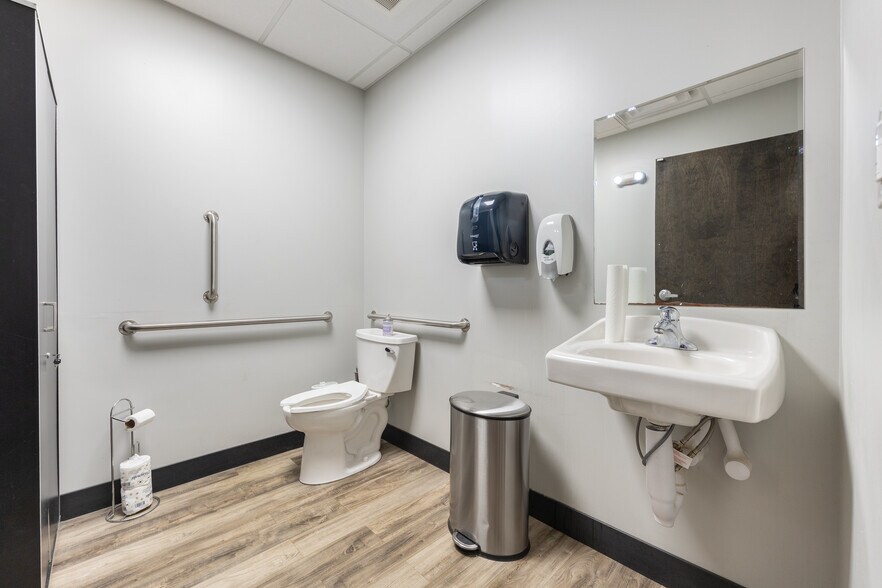 More Photos Of 3737-3757 Parkway Ln, Hilliard Showroom For Lease