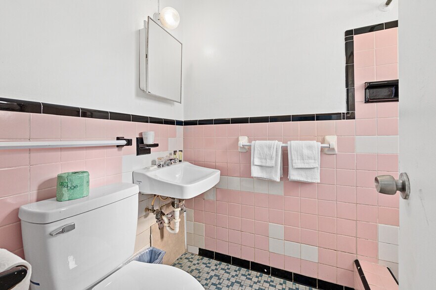 More Photos Of 801 Ridgewood Ave, Holly Hill Hotel For Sale