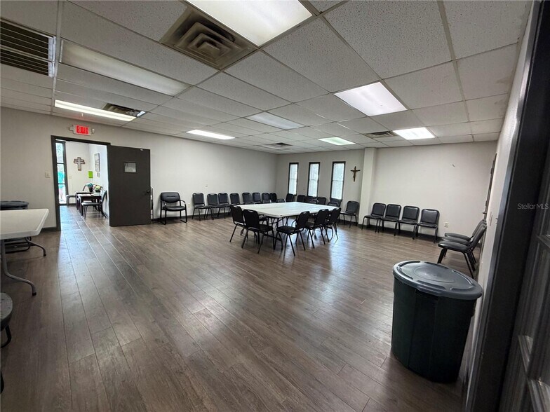 More Photos Of 208 E Lake Ave, Auburndale Religious Facility For Lease