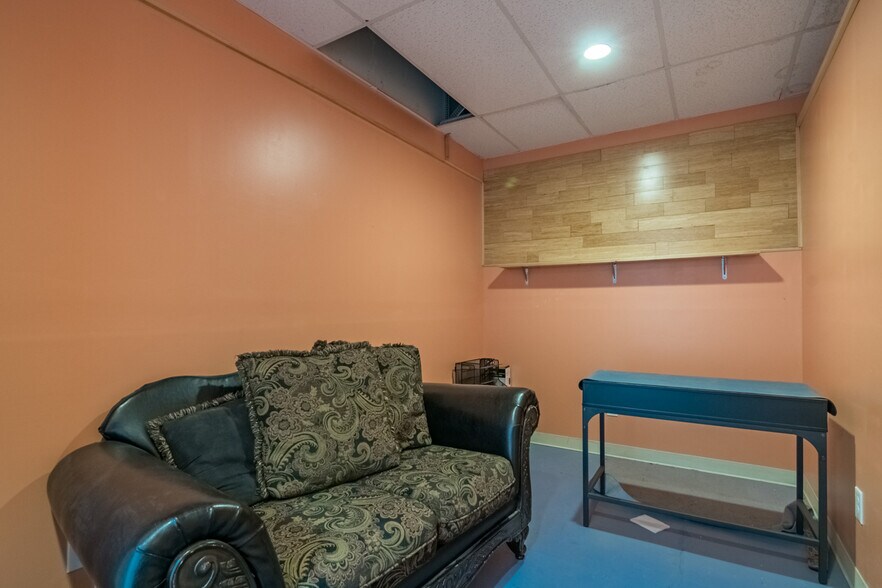 More Photos Of 167-169 Shaker Rd, East Longmeadow Veterinarian Kennel For Lease