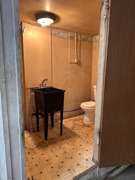 More Photos Of 3466 Fairmont Ave, Fairmont Auto Repair For Lease