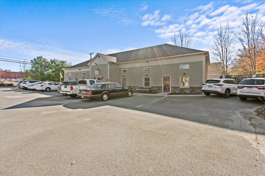 More Photos Of 13 N Main St, East Hampton Showroom For Lease