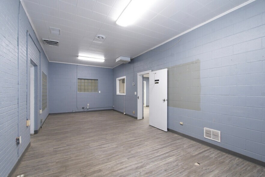 More Photos Of 300-305 S Grant Ave, Odessa Warehouse For Sale