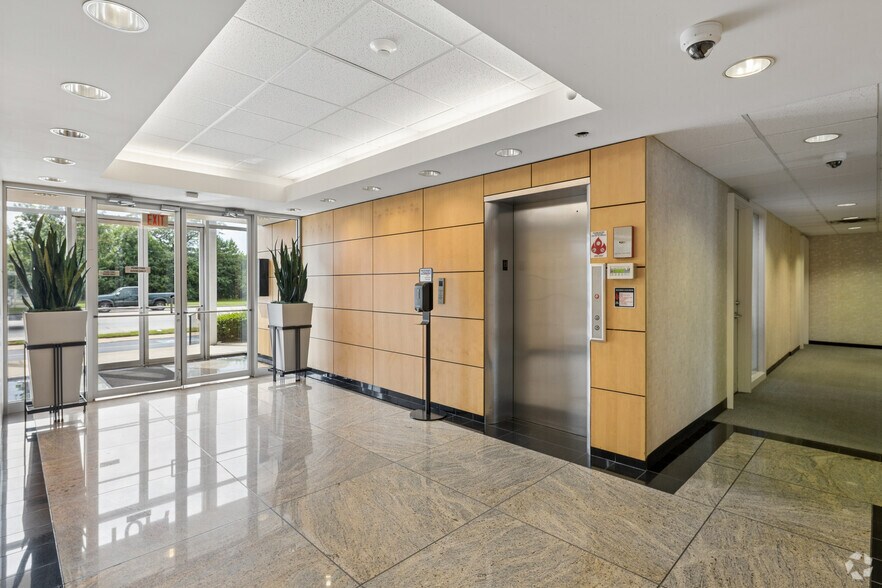More Photos Of 7101 N Cicero Ave, Lincolnwood Office For Lease