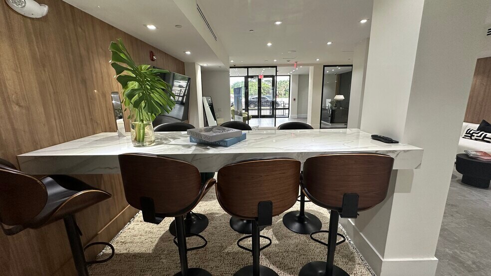 More Photos Of 600 NE 36th St, Miami Apartments For Lease