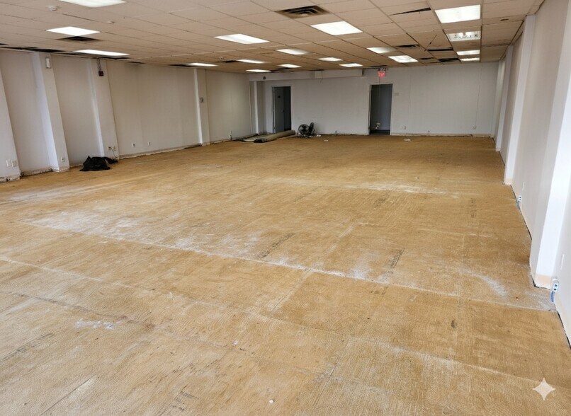 More Photos Of 1443-1449 Main St E, Hamilton General Retail For Lease