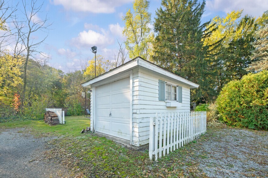 More Photos Of 231 E Buffalo St, New Buffalo Hotel For Sale