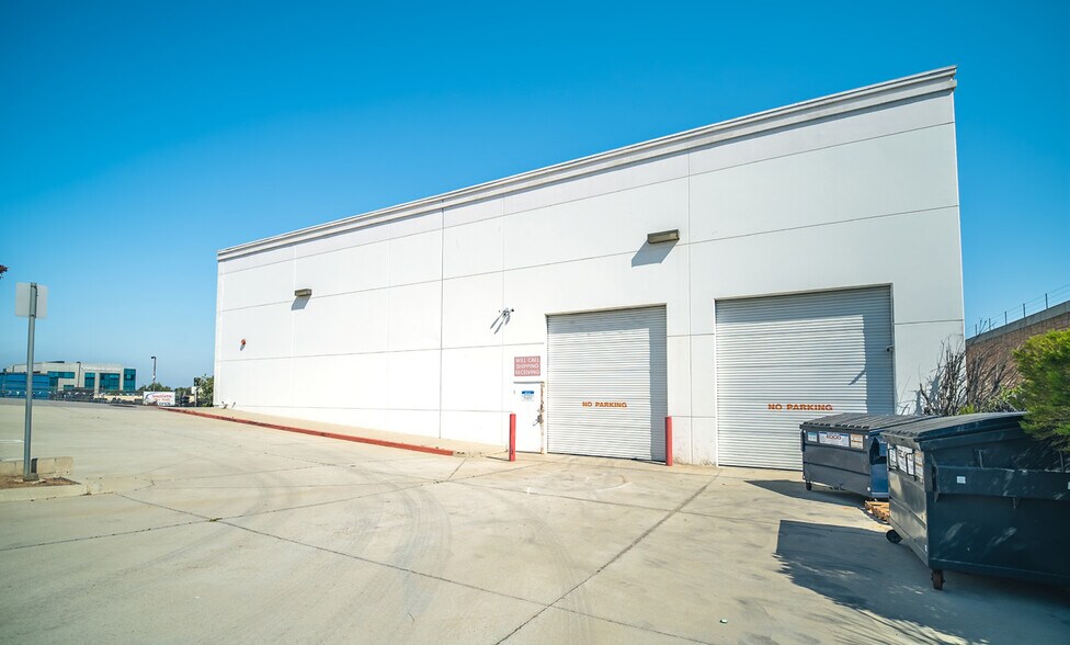 More Photos Of 307 E Carmel St, San Marcos Showroom For Lease