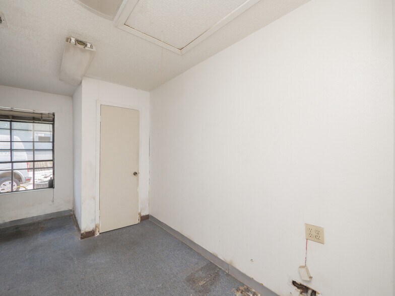 More Photos Of 8212 Georgian Dr, Austin Office For Sale