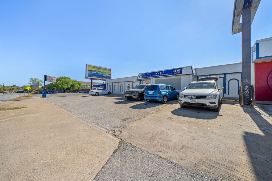 More Photos Of 1903-1905 Gaston Place Dr, Austin Freestanding For Lease