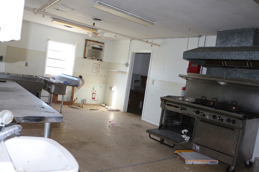 More Photos Of 1500 W Walnut St, Jacksonville Skilled Nursing Facility For Sale
