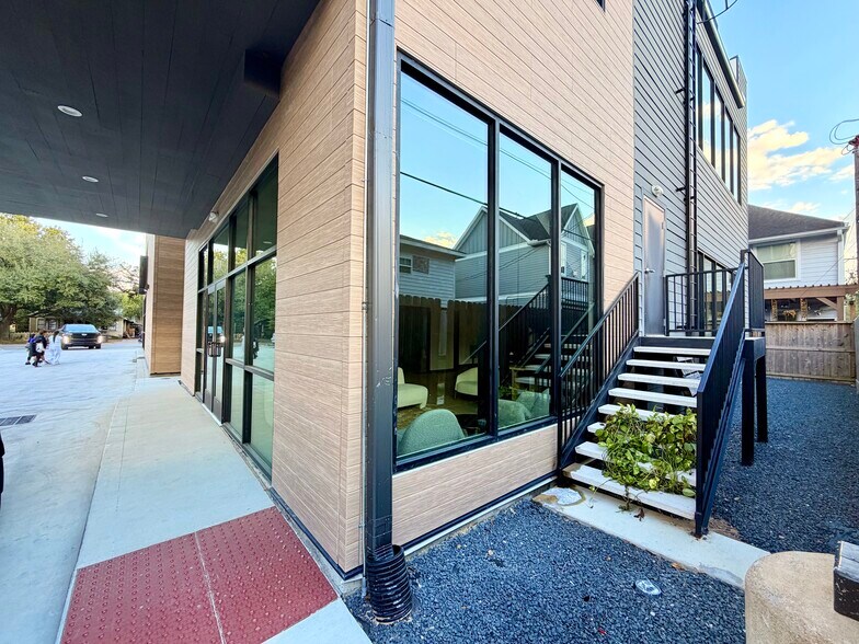 More Photos Of 1009 Yale St, Houston Freestanding For Lease