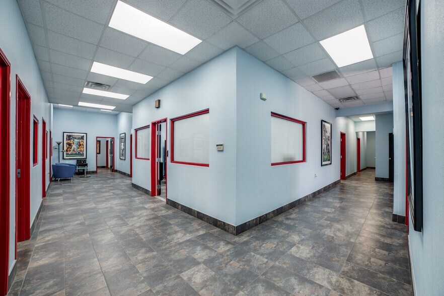 More Photos Of 10835 Gulfdale St, San Antonio Light Distribution For Sale