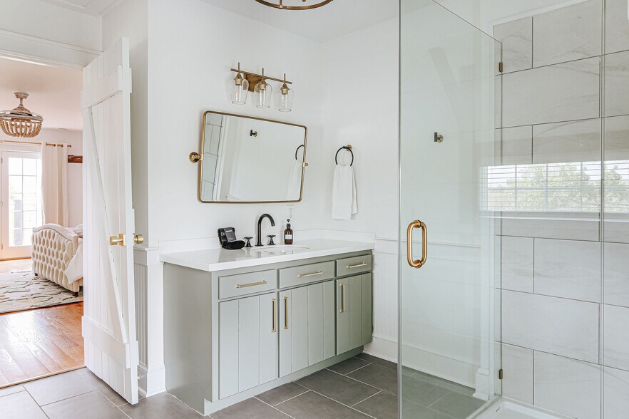 More Photos Of 1329 Commerce Rd, Staunton Hotel For Sale