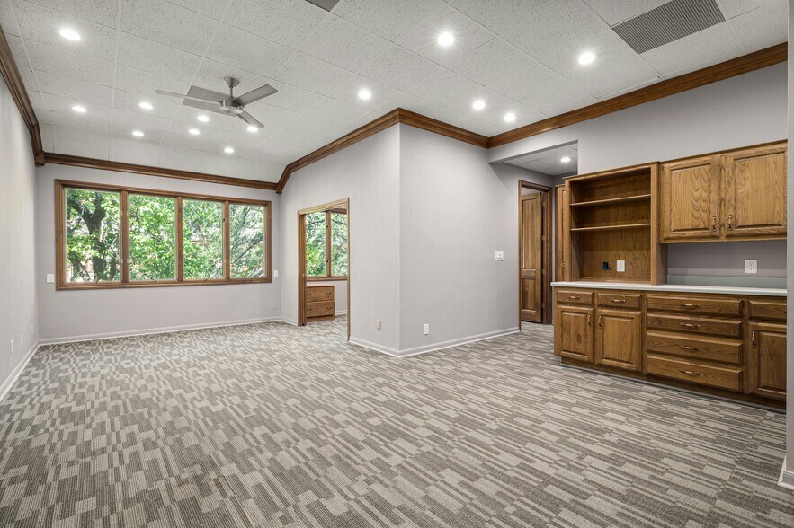 More Photos Of 5750 Balcones Dr, Austin Medical For Sale