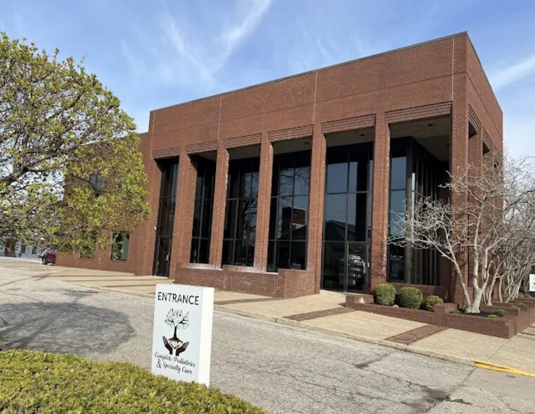 Primary Photo Of 223 E Spring St, New Albany Bank For Lease