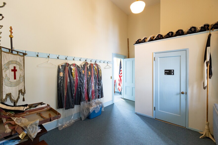 More Photos Of 311 Union St, The Dalles Restaurant For Sale