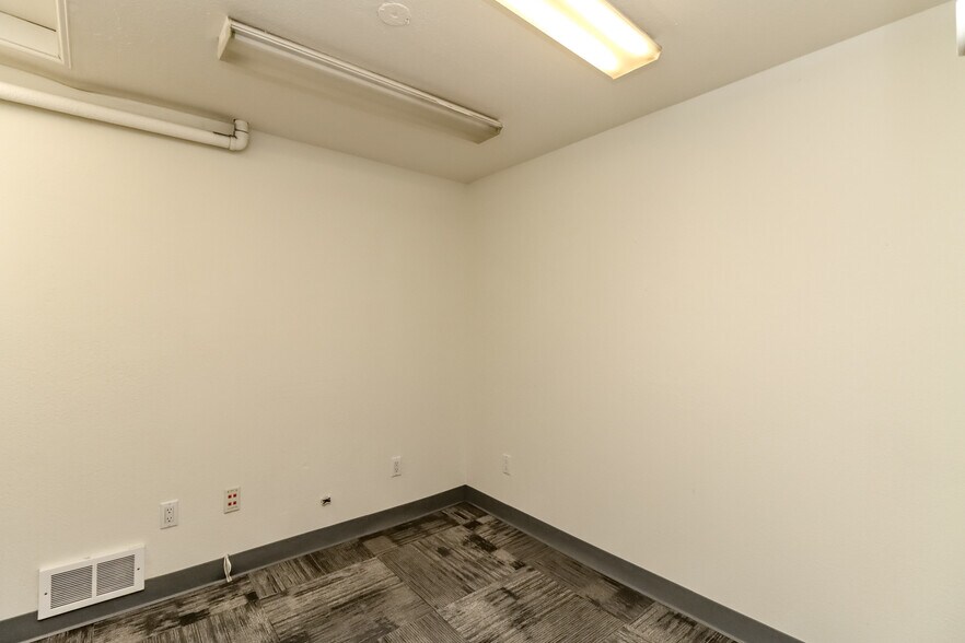 More Photos Of 3838 S Warner St, Tacoma Flex For Lease