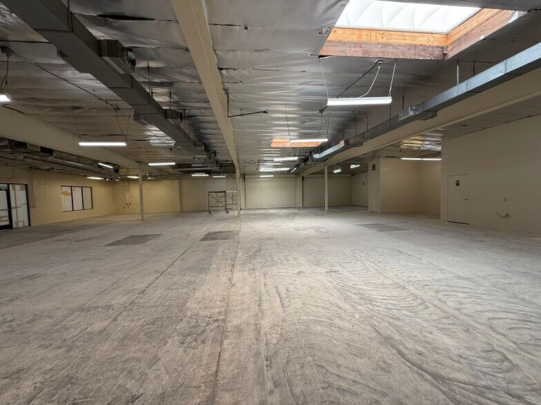 More Photos Of 5915 Kester Ave, Van Nuys Light Manufacturing For Lease