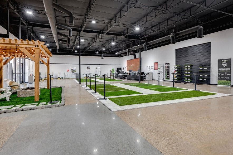 More Photos Of 8811 John W Carpenter Fwy, Dallas Warehouse For Lease
