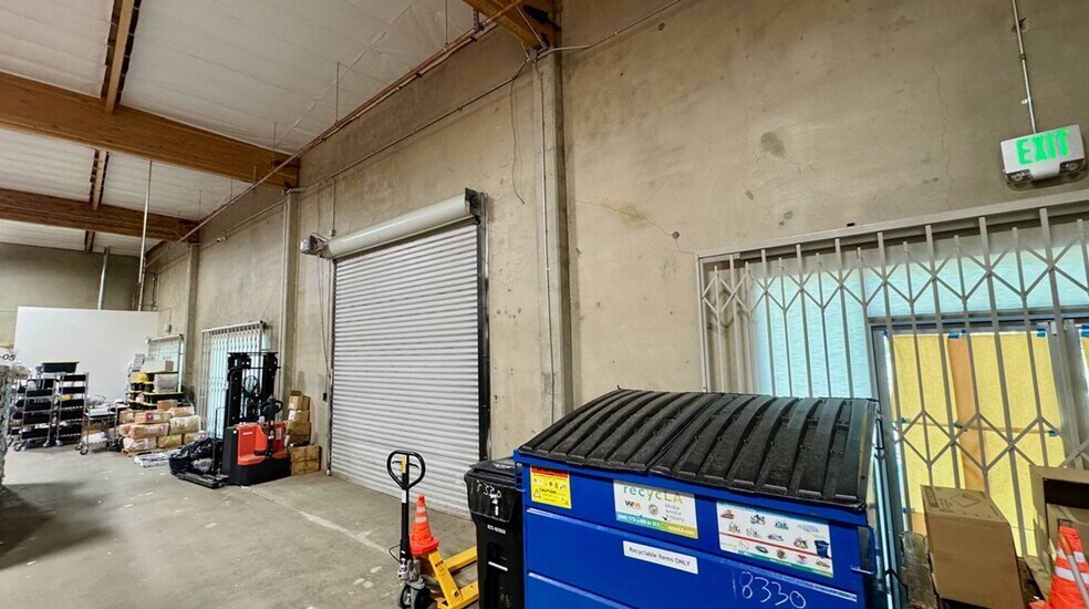 More Photos Of 18320-18330 Oxnard St, Tarzana Warehouse For Lease