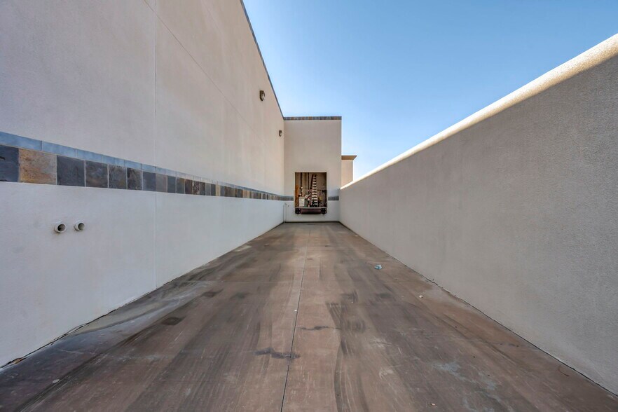 More Photos Of 159 N Gibson Rd, Henderson Warehouse For Sale