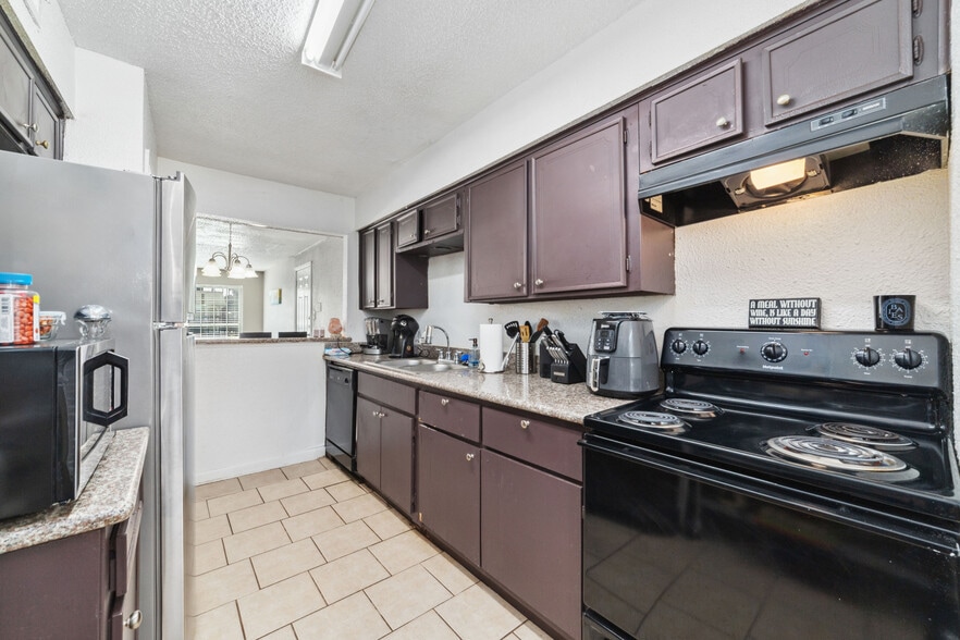 More Photos Of 8330 Carvel Ln, Houston Apartments For Sale