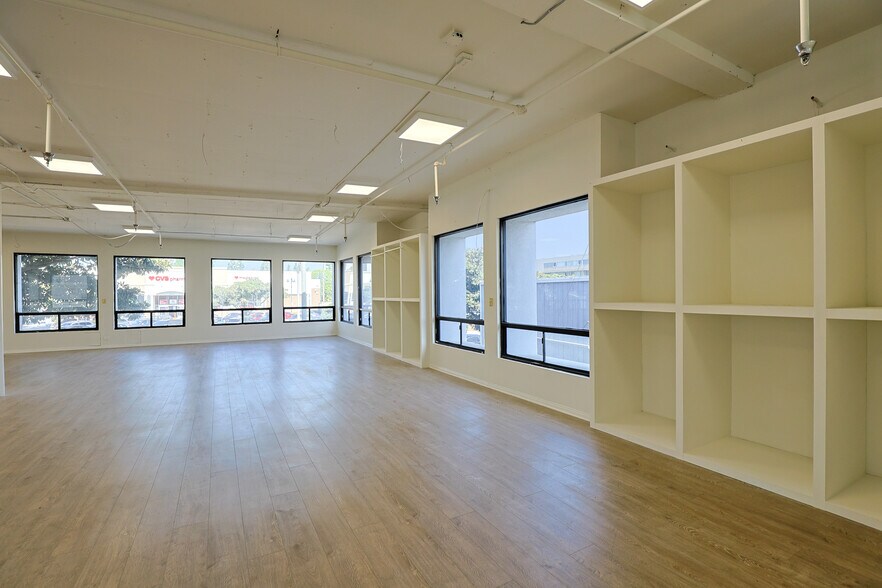 More Photos Of 2500-2512 Santa Monica Blvd, Santa Monica General Retail For Sale