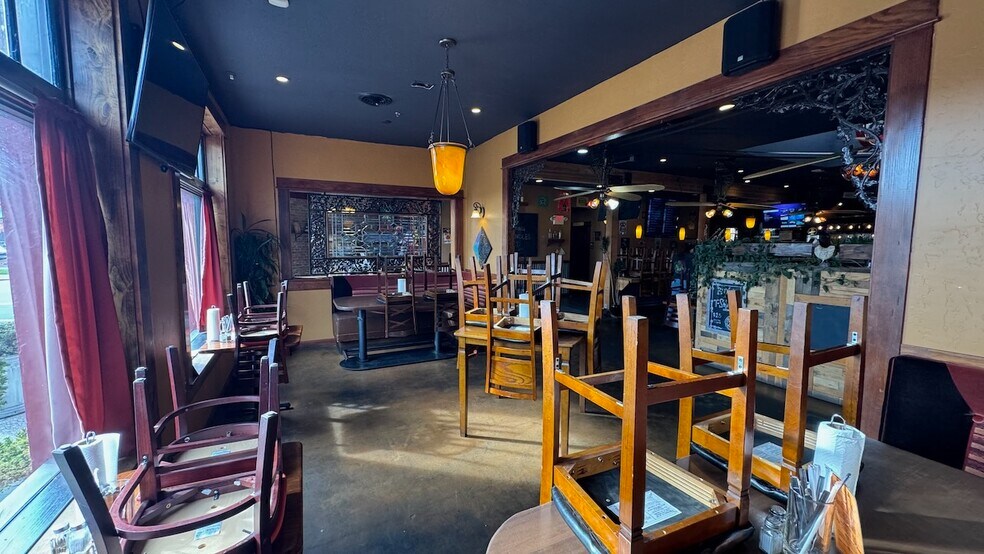 More Photos Of 234 SW 5th St, Grants Pass Restaurant For Lease