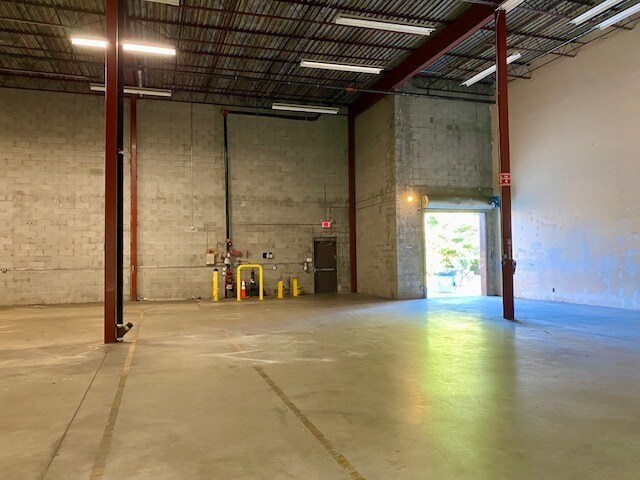 More Photos Of 190 Veterans Dr, Northvale Distribution For Sale