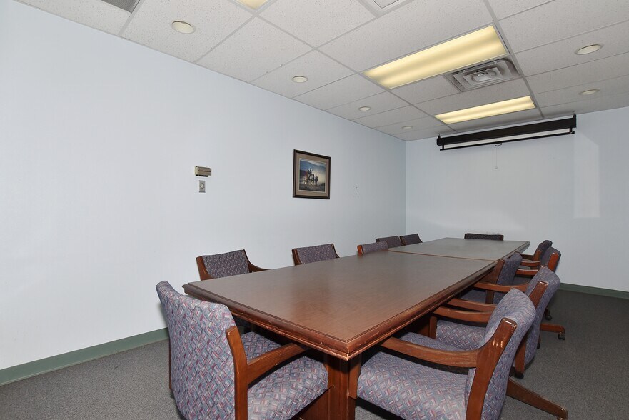 More Photos Of 100 Oak Ave, Eaton Bank For Lease