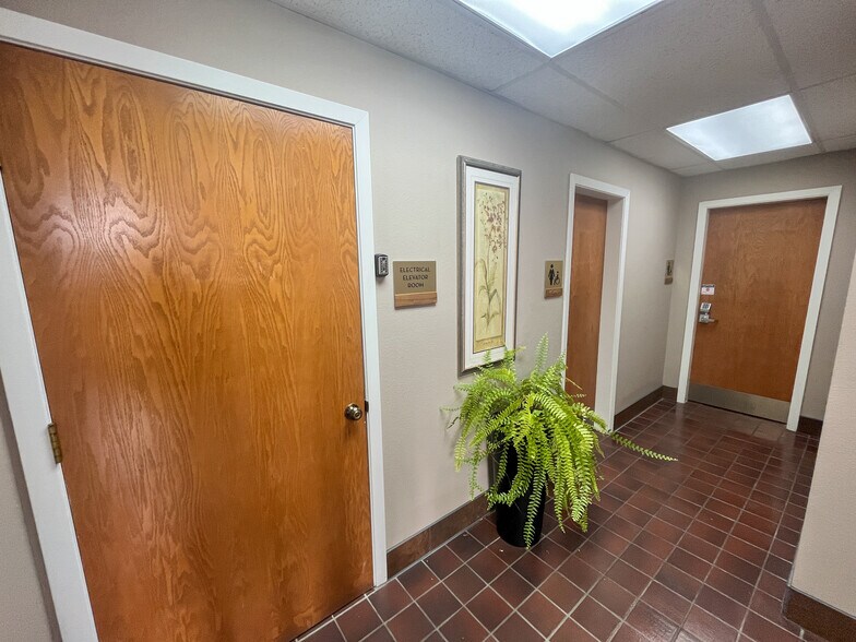 More Photos Of 525 Glen Creek Rd NW, Salem Office For Sale
