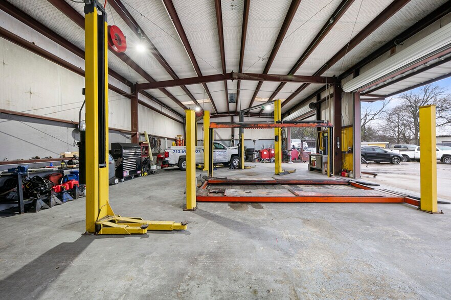 More Photos Of 7215 N Shepherd Dr, Houston Auto Repair For Sale