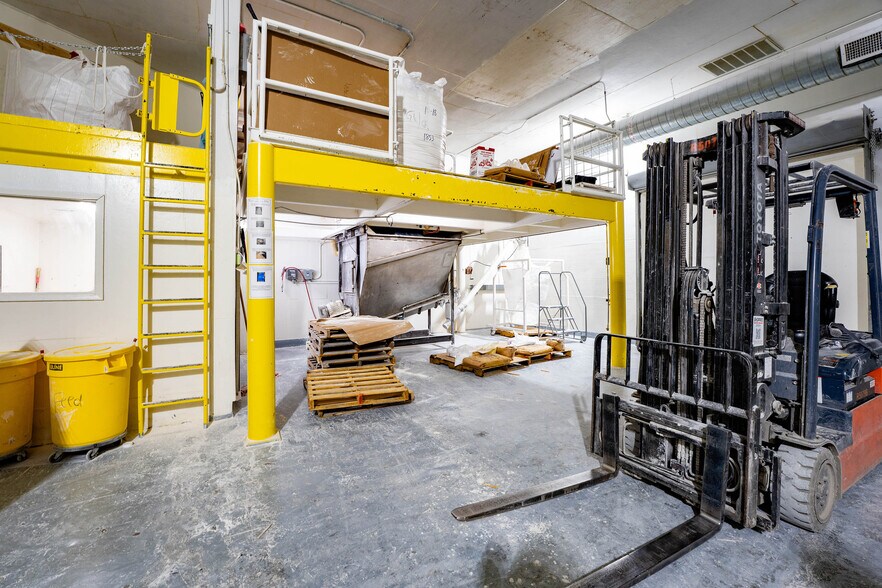 More Photos Of 225 Lawton Ave, Hereford Manufacturing For Sale