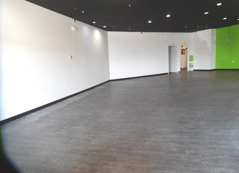 More Photos Of 2405 Essington Rd, Joliet General Retail For Lease