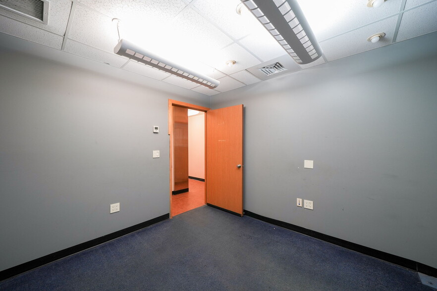 More Photos Of 1555-1557 SE Crystal Lake Dr, Corvallis Warehouse For Lease