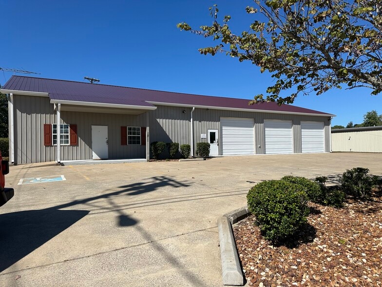 More Photos Of 1811 Alpine Dr, Clarksville Light Manufacturing For Lease