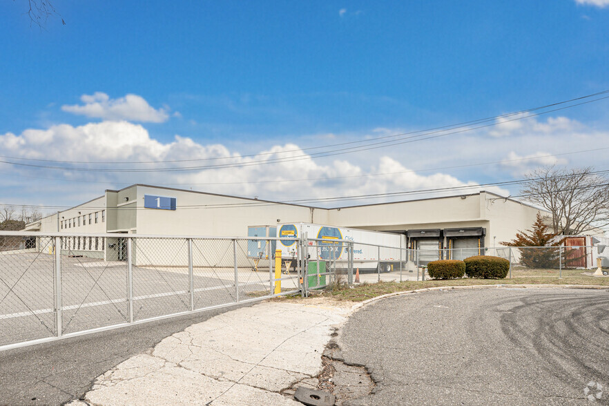 Primary Photo Of 1 Adams Blvd, Farmingdale Warehouse For Lease