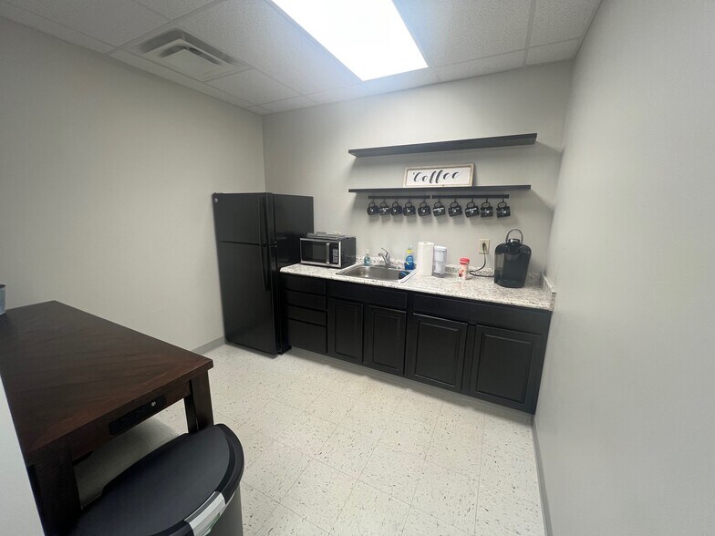 More Photos Of 6702 Buckley Rd, Syracuse Medical For Lease