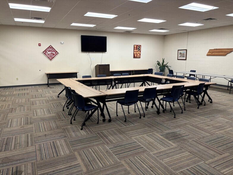 More Photos Of 225 Henslee Dr, Dickson General Retail For Sale